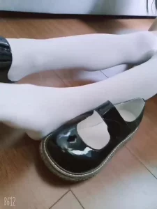 看20岁小姐姐的美足