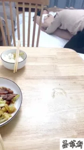 绿帽老婆在吃饭被朋友从饭桌上硬拉下去操