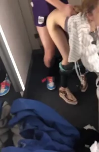 在试衣间里直接后入，还用手机对着镜子自拍，还被内射了