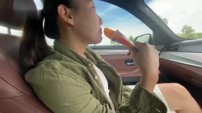我坐在副驾看会书都不行吃完冰的就要吃我的