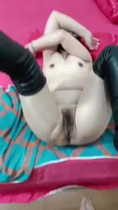 丰满的熟女骚阿姨长靴开档肉丝激情抽插