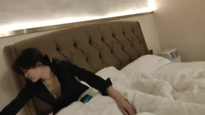 全网疯求的淫荡人妻！勾搭朋友的老婆出来喝酒约炮！