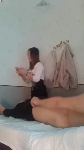 神似迪丽热巴，温暖巧手握着肉棒打飞机，好不容易哄到摸着