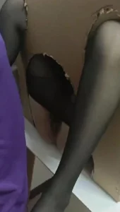丈夫把妻子塞进快递箱子邀请单男