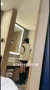 传媒大学生背着男友出轨刚脱衣服男友突然打来电话查岗