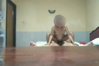 酒店性爱体外射精，忍不住了拔出来射骚货一肚子精液