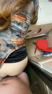【雨哥91】卫生间后入熟女阿姨，白浆草的鸡吧上都是