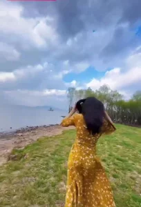 海边小姨子献出美鲍让姐夫贪婪舔吃阳台跪献口交迎着海风后入精液