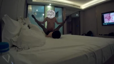 轻熟女边看群交片边后入