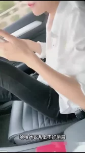 高速开车摸奶怕被拍照!吃鸡巴解解渴了受不了停路边就开操无毛肥穴