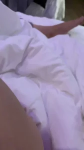 洗澡出来就看到骚妻在舔单男鸡巴